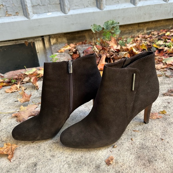 Vince Camuto Charlotte Suede Ankle boots, size 9.5 - Picture 2 of 11